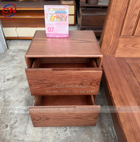 Tủ Đầu Giường Gỗ Sồi Nga Lau Màu Óc Chó Sang Trọng 