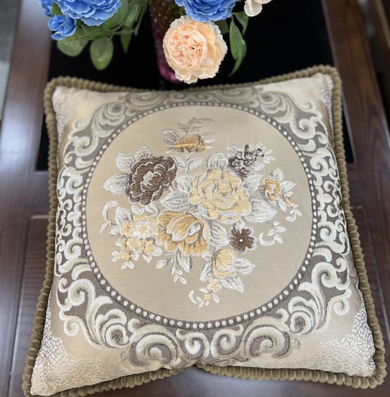 Gối Lụa Trang Trí Bàn Ghế Sofa Đẹp - Màu Mâu Thêu Hoa 04