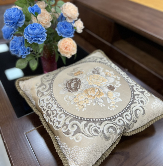 Gối Lụa Trang Trí Bàn Ghế Sofa Đẹp - Màu Mâu Thêu Hoa 04