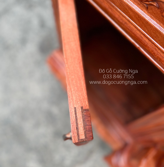 Kệ tivi gỗ Hương Đá mẫu cột nho 1m8 và 2m KG 03