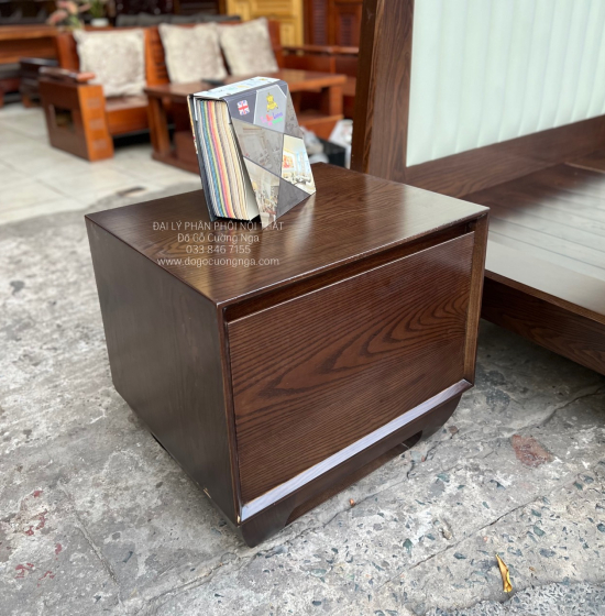 Tủ Táp Đầu Giường Gỗ Sồi Nga Lau Màu Óc Chó Sang Trọng 