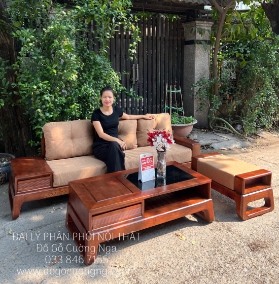 Ghế Sofa Gỗ Sồi Lau Màu Óc Chó Chân Choãi Dành Cho Phòng Khách Nhỏ Gọn 