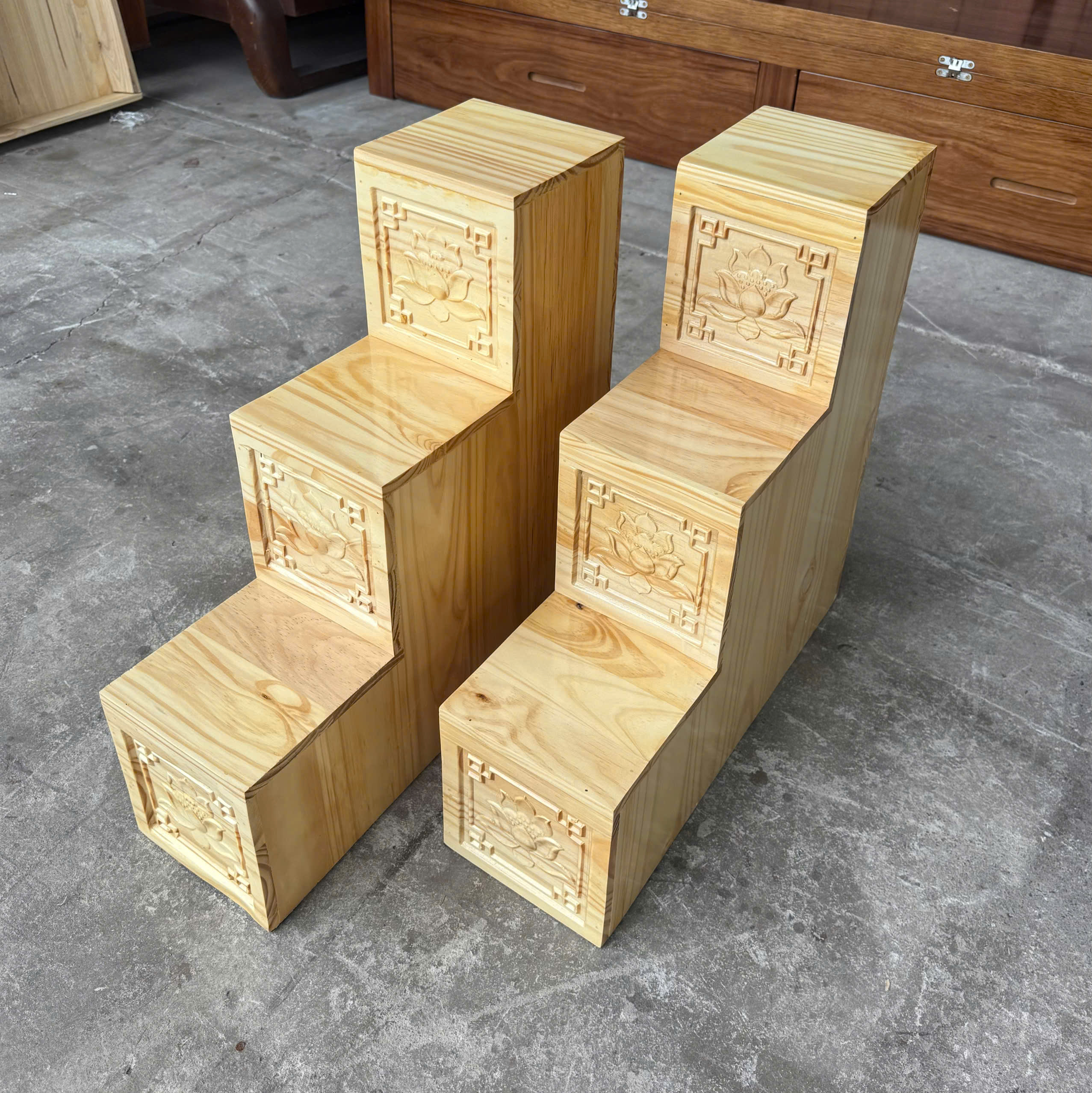 đế tam cấp gỗ thông hiện đại